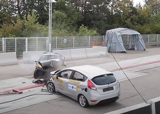 zrážka - Crash test Responsive image